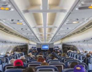 座席倒しを後ろからパンチされ続け…女性が怒りの告発