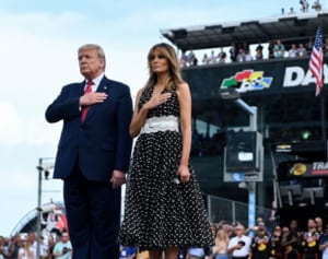 トランプ陣営「エアフォースワン」写真使い回す、批判殺到で削除