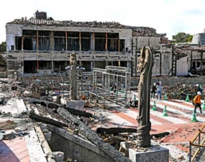 首里城火災、猛火の爪痕ありありと　いまだ焦げ臭く、瓦が散乱　御庭を報道陣に初公開