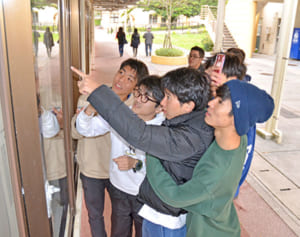 掲示板で合否確認ってもう古い？　県内大学で合格発表　HPのみも