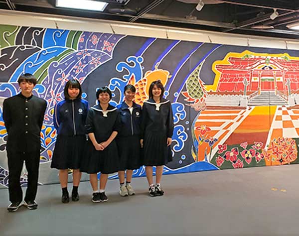 「焼失して大切さに気付いた」11メートルの壁画に復興の願い込める　首里高染織科の生徒が卒業制作