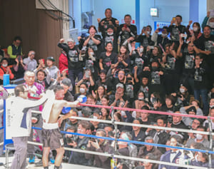 大吾、待ってたよ　比嘉選手復帰戦　観客、勝利に感無量