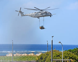 米軍、落下からわずか2日でつり下げ輸送を再開　原因究明できるまで停止と発表するも…　CH53、トリイでフォークリフトつり下げ