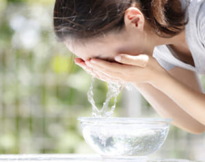 花粉を家に持ち込まないための「帽子で外出＋徹底洗顔」