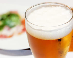 花粉症の時期に「夕食時の飲酒」控えるべき理由は“脱水状態”