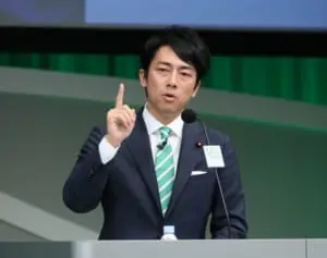 「無礼に見えます」小泉進次郎氏　年長者との“ツーショット”が物議…“先輩議員”との違いを指摘する声も