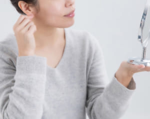 耳たぶをくるくるすると首まわりがラクに!?専門家が原理を解説