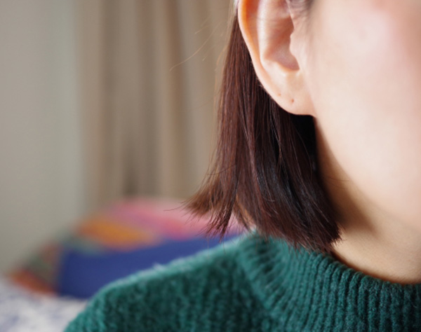 「顔のたるみ対策に」と専門家、耳たぶのリンパを流す方法