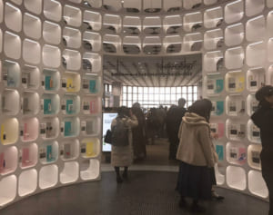 人気コスメが一堂に「アットコスメ」旗艦店は美容テーマパーク