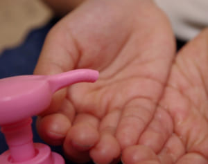 開発進む新型肺炎ワクチン 完成までアルコール70％で消毒を