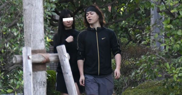 塩谷瞬　長身美女と熱烈キス！直撃には女性を置き去り逃走… | 女性自身
