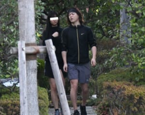 塩谷瞬　長身美女と熱烈キス！直撃には女性を置き去り逃走…