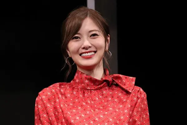 白石麻衣無双に驚きの声！写真集31度目の重版で50万部突破 | 女性自身