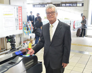 ゆいレールでSuicaの利用開始　那覇空港駅で記念セレモニー　「シームレスに乗車できるように」