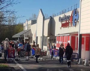 新型コロナ感染拡大で世界は今どうなっている？　スーパーに列、棚に商品なし、ガラガラのレストラン街…琉球新報の海外通信員レポート