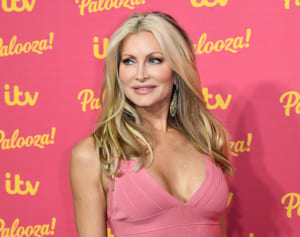 公務“引退”の英アンドルー王子、モデルを玉座に座らせていた