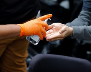 消毒剤17700本買い占めた兄弟、転売できずチャリティへ寄付