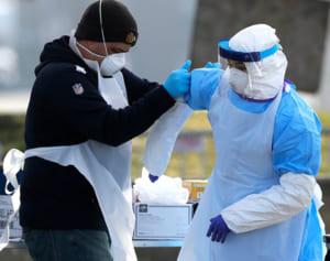 スーパーに並ぶ商品を舐めた男、「テロ容疑」で逮捕