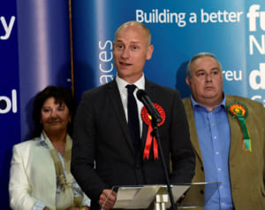 英議員 父親の誕生日を祝うため外出、警察からは叱責