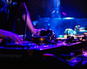 DJが補償求めて政治家に直訴…文化界から相次ぐ悲痛な訴え