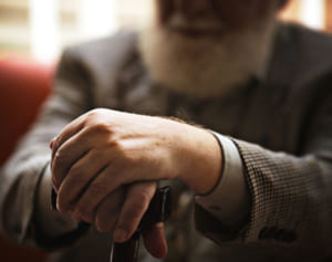 「高齢者がコロナ感染＝死は誤解」と医師、外出しないリスクも