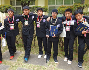 1週間続いた頭痛から救急搬送、3度の手術、抗がん剤治療を乗り越えた17歳　迎えた仲間との卒業式