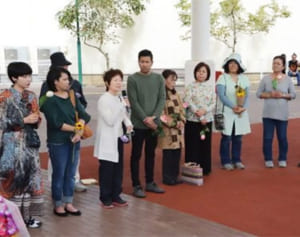 「性暴力は日常にあふれている」　社会を変える思いを共有　うるま市でフラワーデモ