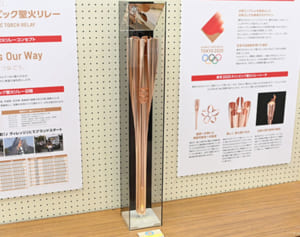 東京五輪聖火リレーのトーチ、名護市役所で展示　19日まで　4月は宜野湾、那覇でも