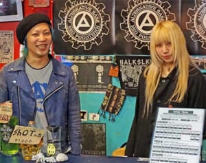 カラフルな店内にカフェ、洋服店、ライブハウス…街中に音楽仲間がつくる“理想郷”　「助け合う場に」