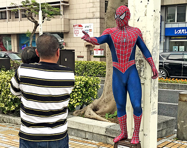 スパイダーマンが国際通りに現る！　県民や観光客に好評　警官から職質を受ける場面も