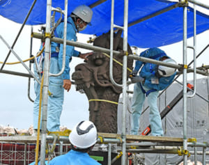 焼け残った大龍柱、倒壊防止で養生作業始まる　最大で4メートルのひび、作業員が固定
