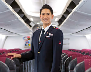 「女性の職場」も今は昔？　日本の空に増える男性CA【ウェブ限定】