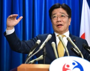 入国規制ゆるゆるの加藤厚労相 義姉は民泊経営で売上数千万円