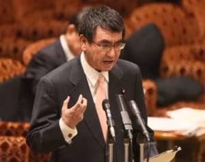 新型コロナ用語なぜ片仮名？河野防衛相のつぶやきに賛同の声