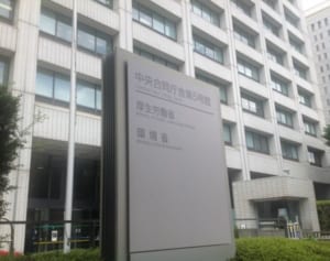 政府が集団感染場所を明言も「満員電車は？」疑問の声続出