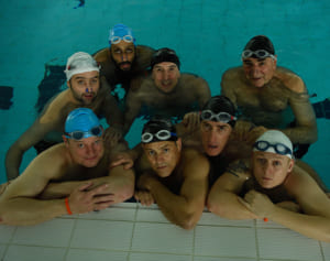 メタボ体形の中年男性が必死にもがく姿を描くシンクロ映画