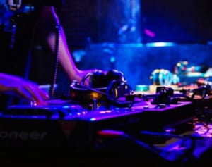 手越祐也がクラブで豪遊！NEWSツアー延期も美女2人とVIPへ