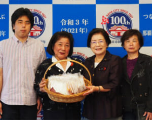 学童クラブに手作りマスク300枚寄贈　那覇市の洋裁店