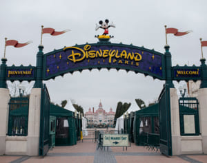 米ディズニー社 コロナ禍終息後に来園者の体温検査導入を示唆