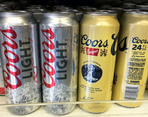 外出制限下で93歳女性が窓越しに「ビールちょうだい！」