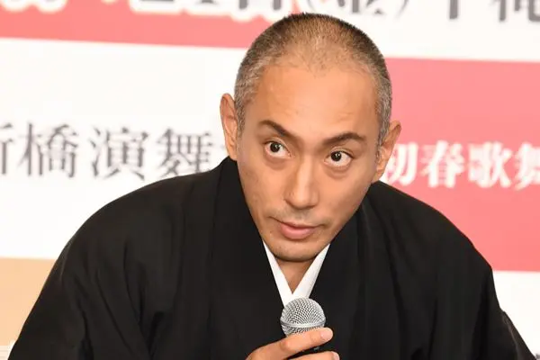 海老蔵 襲名延期で損失30億円…決断にあった水面下の激論 | 女性自身