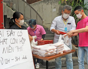 外国人学生に無償弁当　仕事激減「放っておけない」