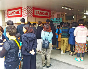 マスクの材料を求めて行列　開店2時間前から並ぶ客も　ガーゼが完売　沖縄・那覇市の手芸店