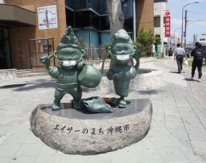 通り掛かりの男性がマスク“お裾分け”　エイ坊、サーちゃんが感染防止呼び掛け　沖縄市胡屋十字路