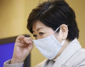 小池都知事支えるご近所の輪 話題のマスクは犬友がプレゼント