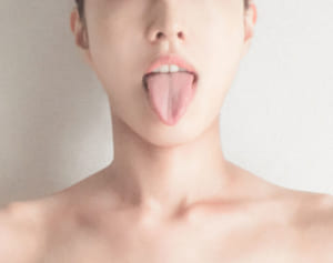 不健康な人ほど汚れが！歯科衛生士伝授「舌が汚れやすい人の特徴」