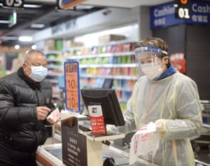 スーパーで感染防ぐには？パック付着は見落としがちと専門家