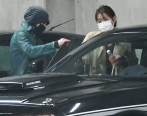 武田真治の自宅筋トレ支える恋人 紙袋片方ずつ持つ仲睦まじさ