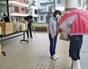 新型コロナ感染拡大、母子家庭の困窮が深刻化　「明日の食料もない」