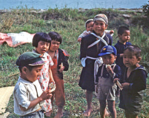 【写真特集】笑顔の子「天然色」50年代の沖縄　戦災免れた風景、国際劇場…207点公開